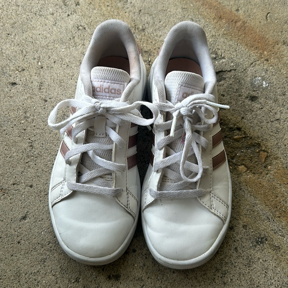 Girls Adidas Classic White & Soft Pink Striped Size 1 US Shoes Sneakers.